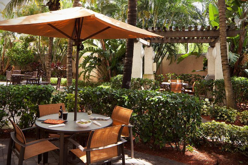Courtyard By Marriott Fort Lauderdale Airport & Cruise Port Дейния Бийч Екстериор снимка