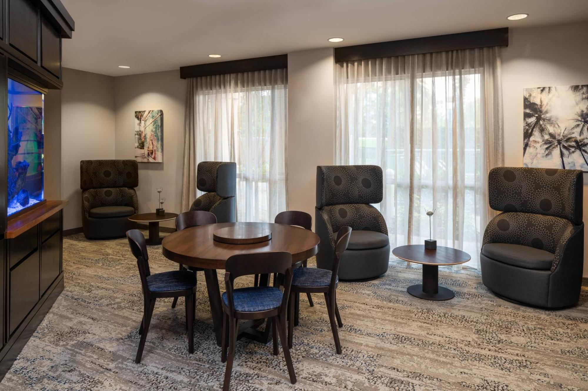 Courtyard By Marriott Fort Lauderdale Airport & Cruise Port Дейния Бийч Екстериор снимка