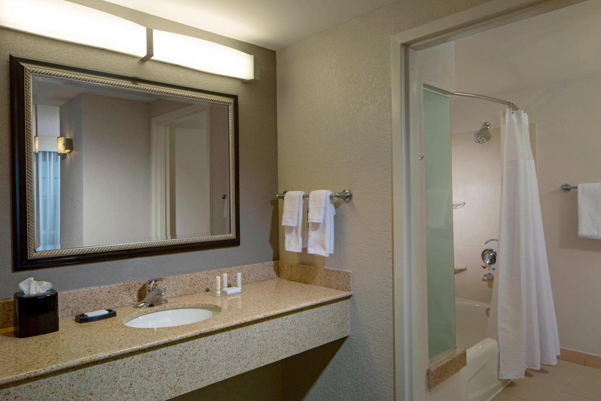 Courtyard By Marriott Fort Lauderdale Airport & Cruise Port Дейния Бийч Екстериор снимка