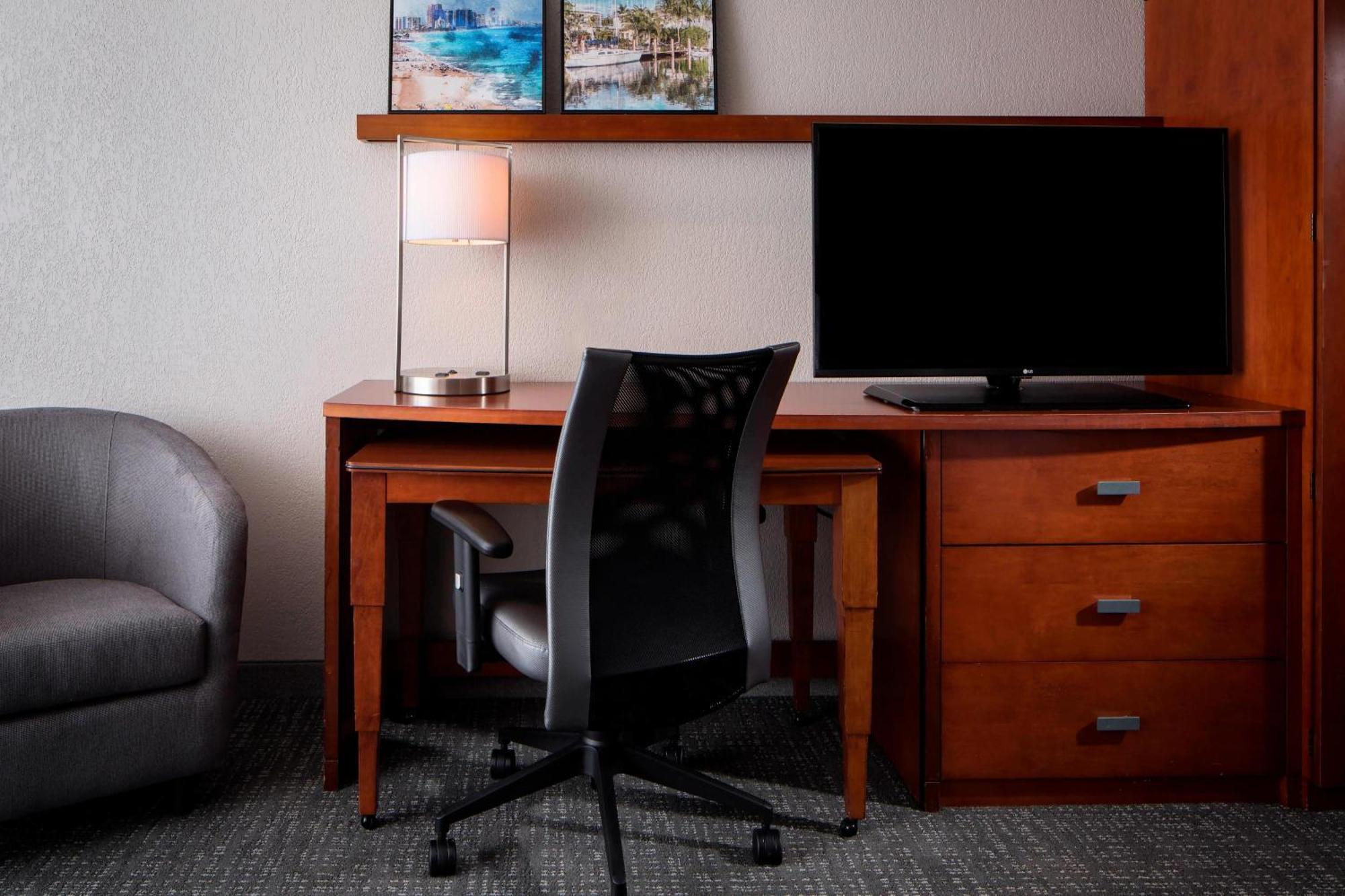 Courtyard By Marriott Fort Lauderdale Airport & Cruise Port Дейния Бийч Екстериор снимка