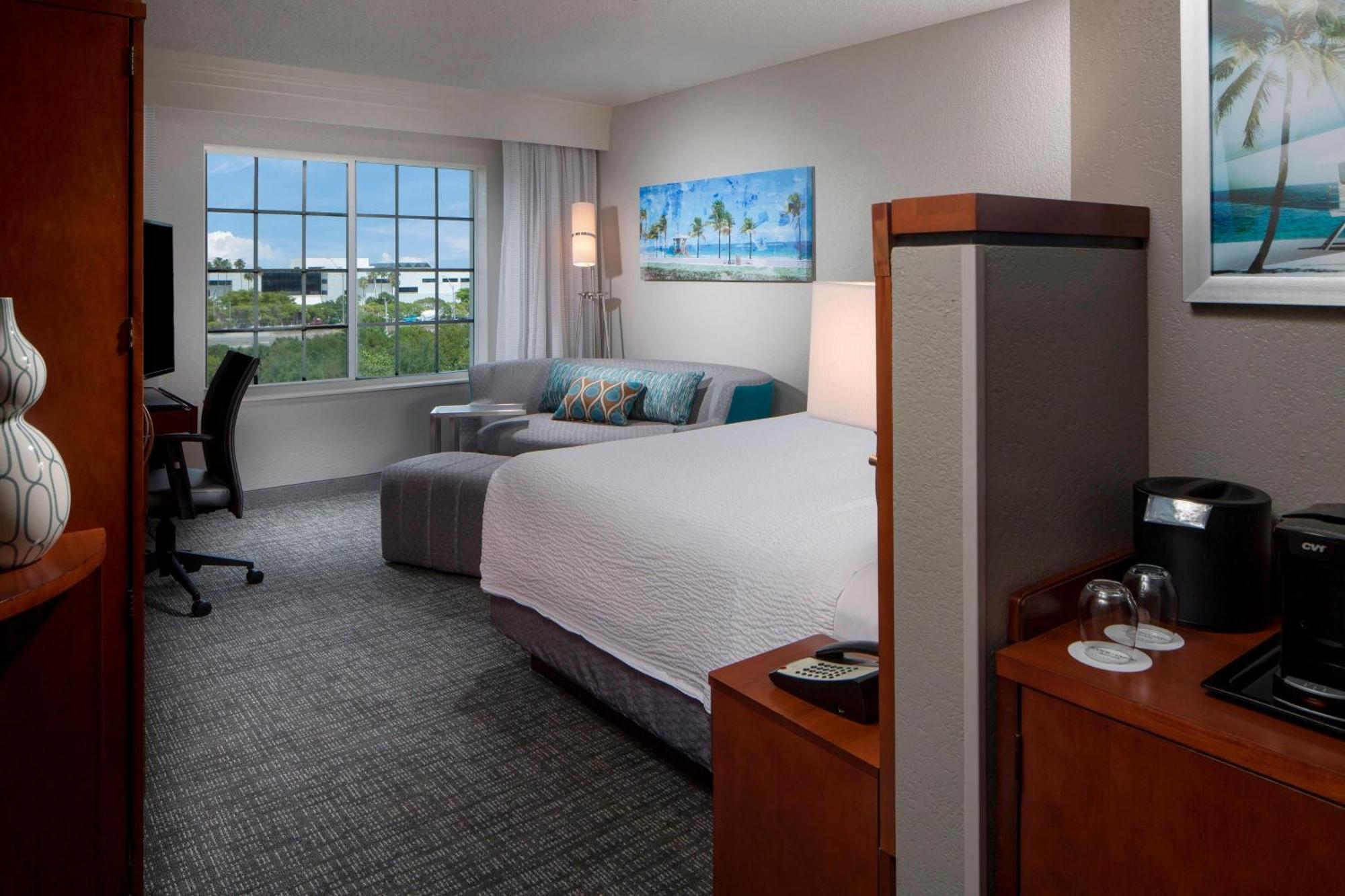 Courtyard By Marriott Fort Lauderdale Airport & Cruise Port Дейния Бийч Екстериор снимка