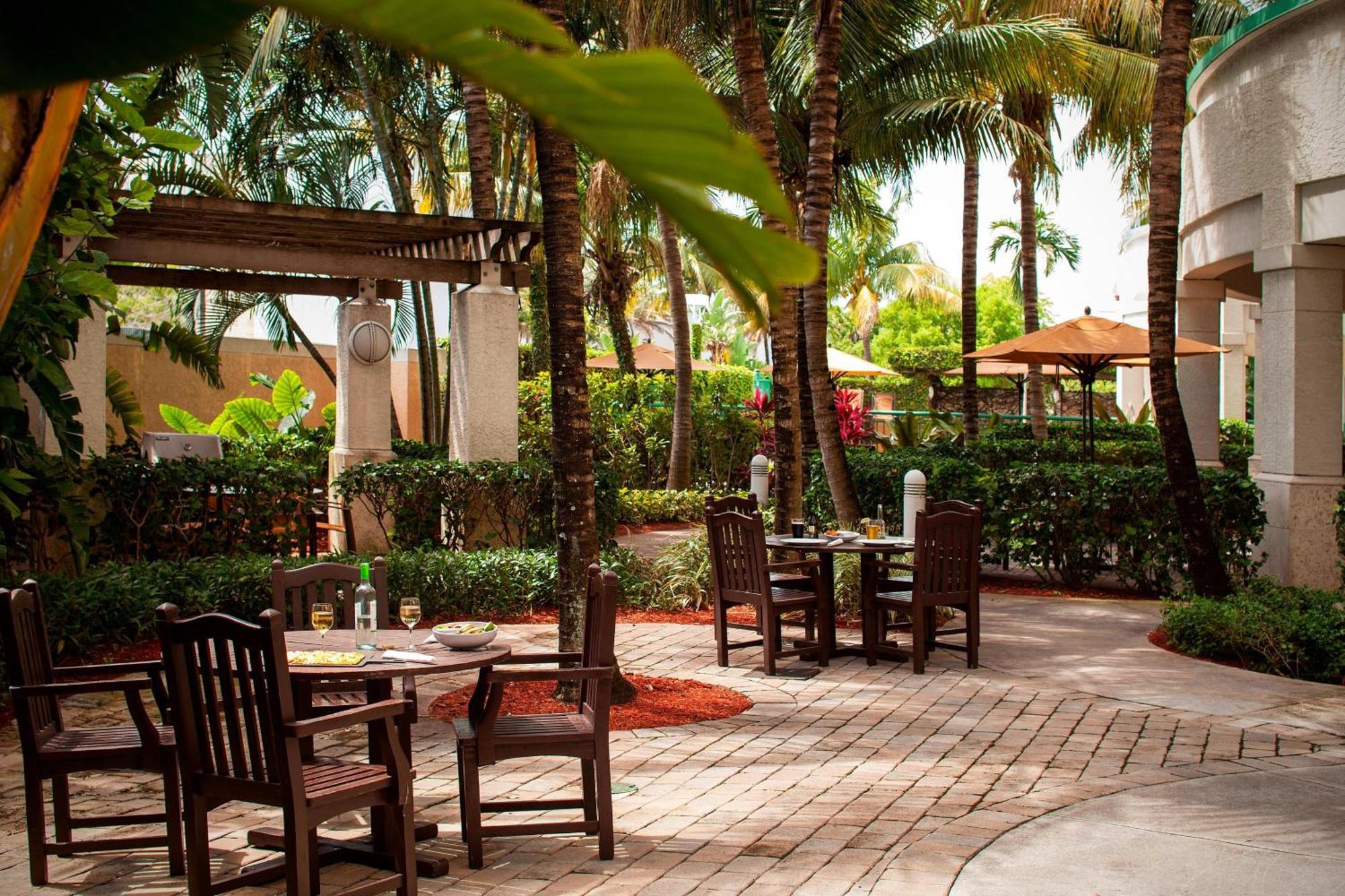 Courtyard By Marriott Fort Lauderdale Airport & Cruise Port Дейния Бийч Екстериор снимка