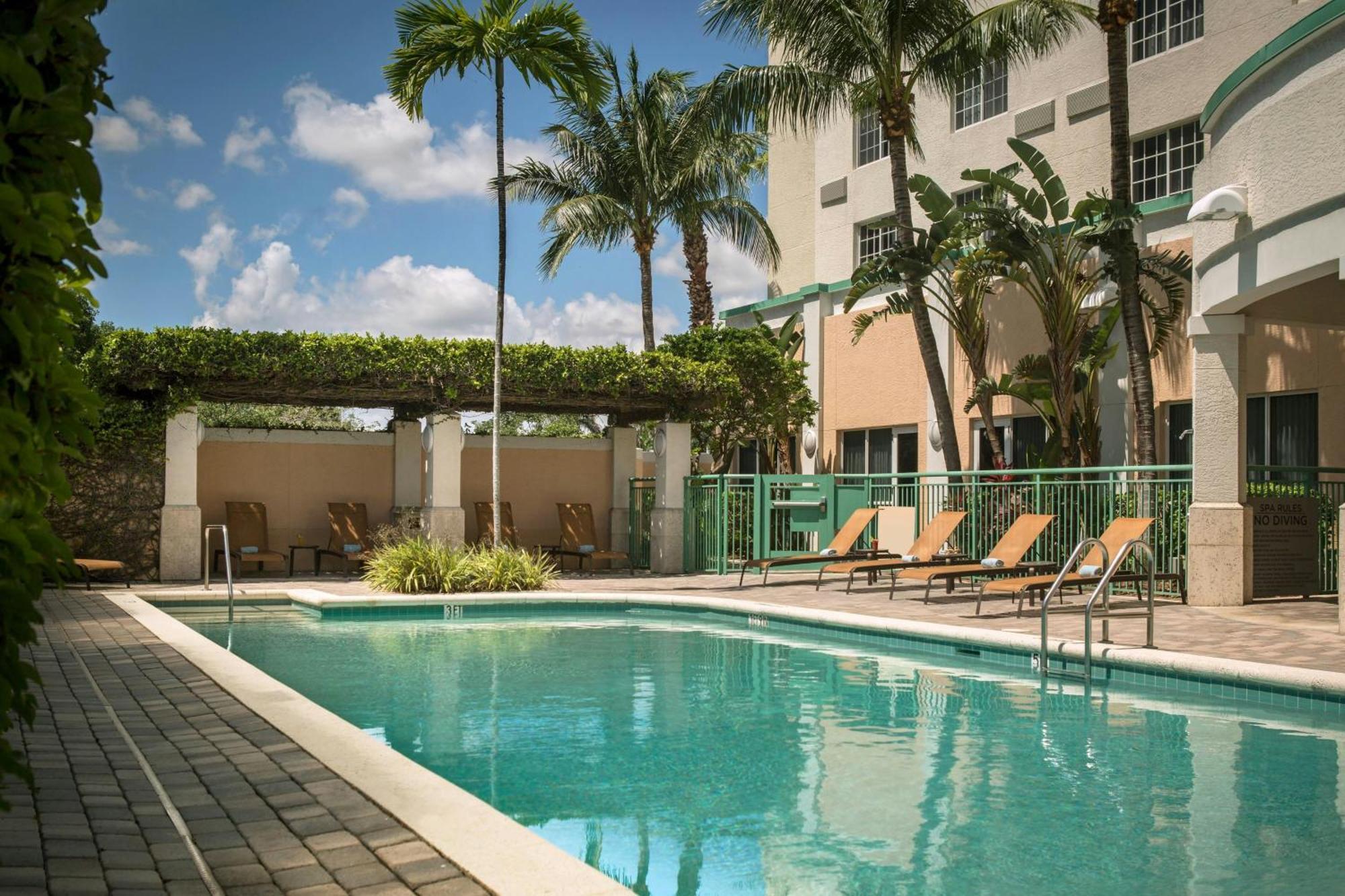 Courtyard By Marriott Fort Lauderdale Airport & Cruise Port Дейния Бийч Екстериор снимка