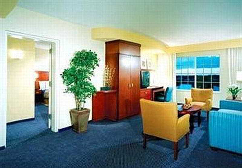 Courtyard By Marriott Fort Lauderdale Airport & Cruise Port Дейния Бийч Стая снимка