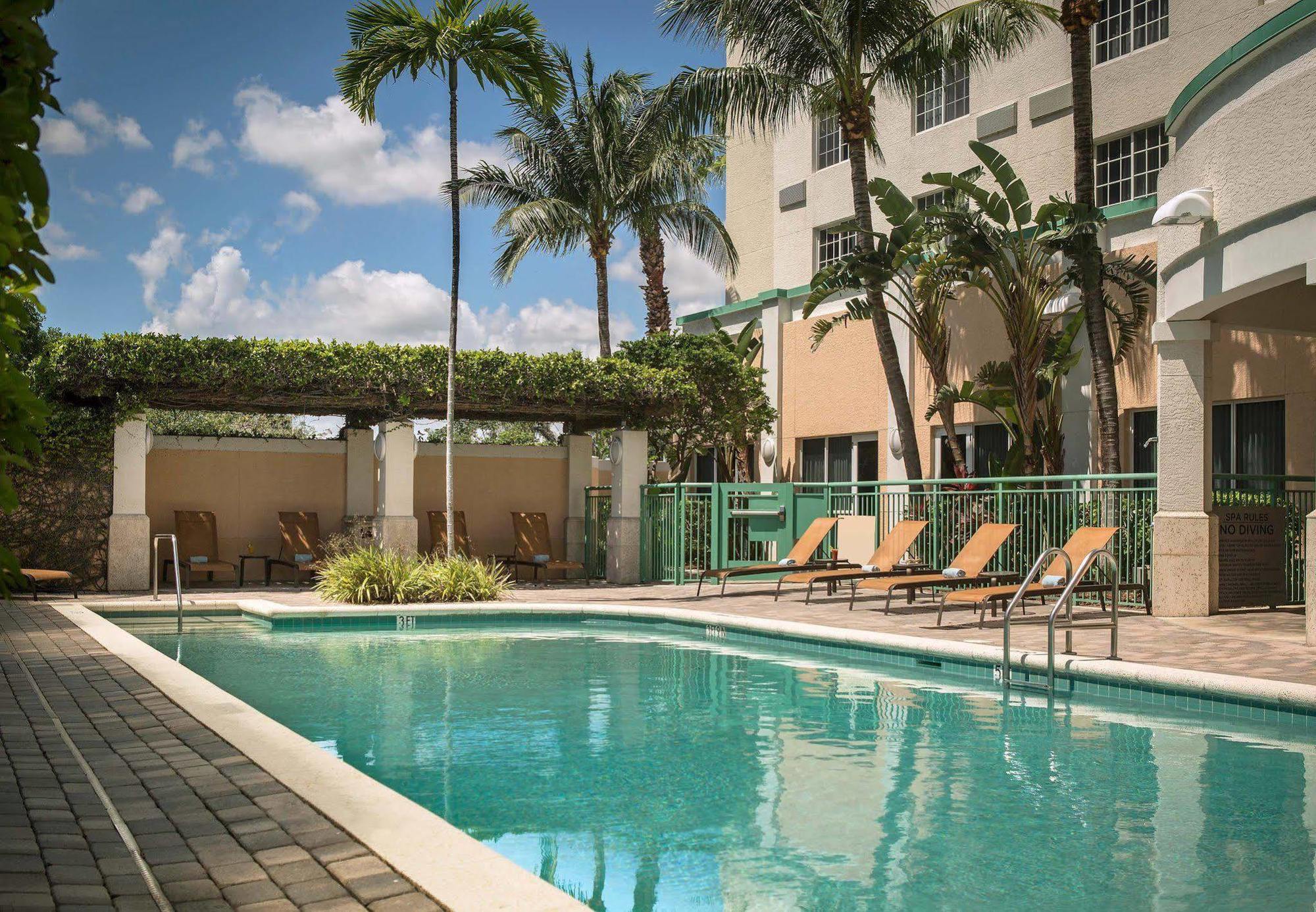 Courtyard By Marriott Fort Lauderdale Airport & Cruise Port Дейния Бийч Екстериор снимка